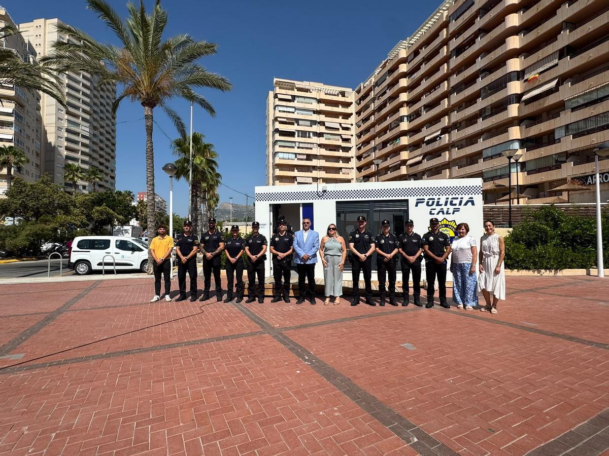 Los nuevos agentes y las autoridades, ante el retén policial de la playa de la Fossa