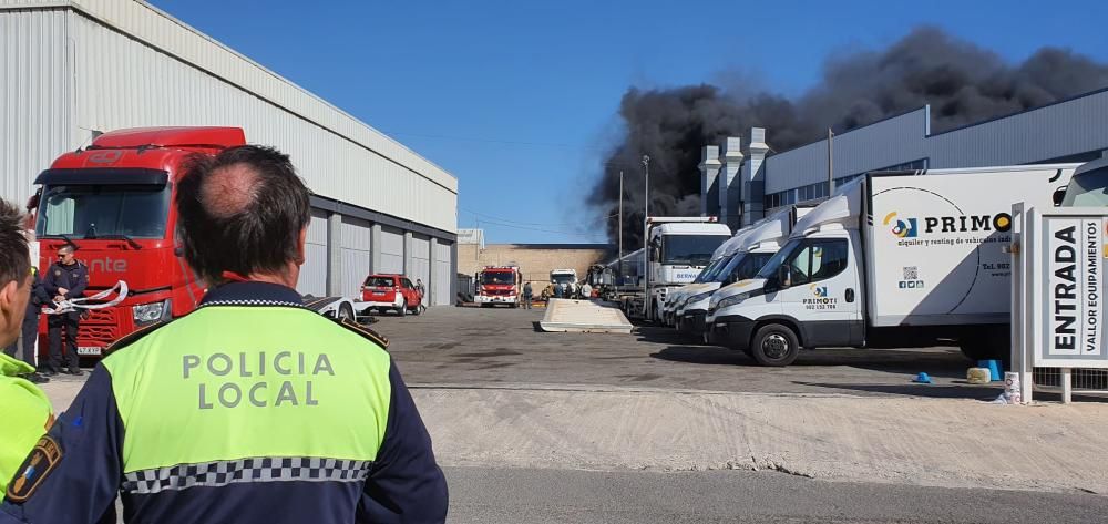 Un espectacular incendio una nave provoca una intensa columna de humo