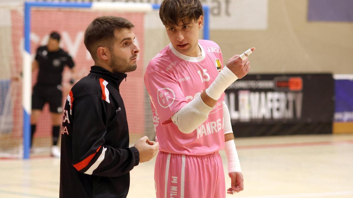 Jairo Molero , parlant amb Marc Cella, un dels porters
