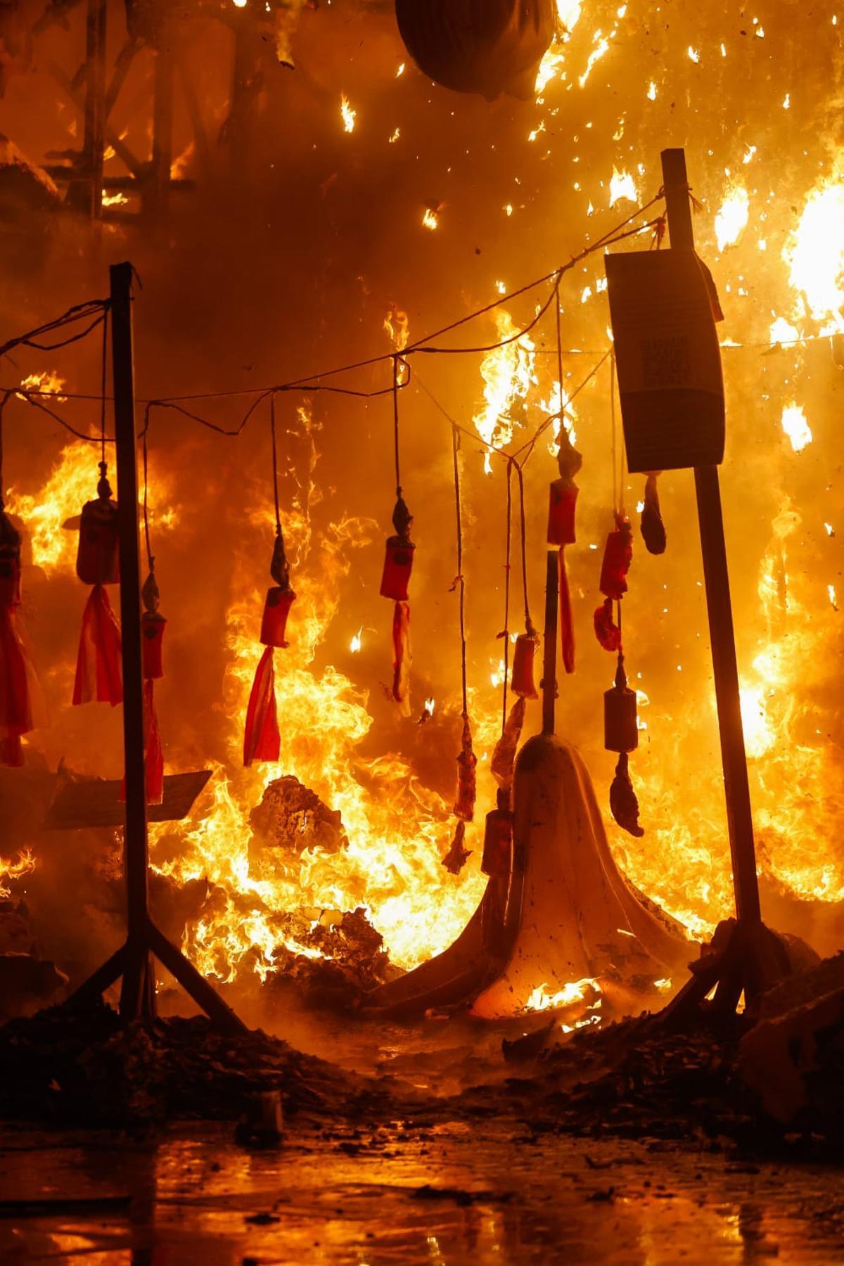 La Cremà de la falla municipal de València, en imágenes