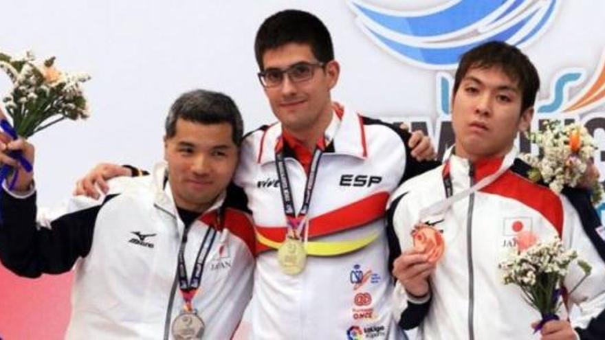 Luis Paredes en el podio con la medalla de oro