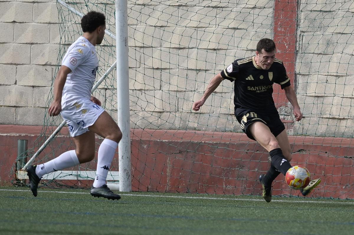 Cañizares realiza un centro ante el Silva en A Grela.