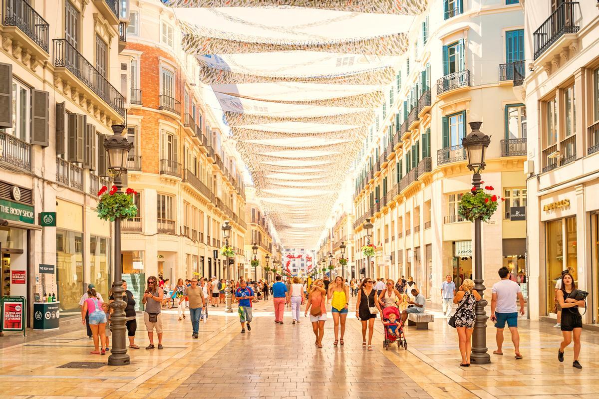 La calle Larios es el centro comercial y social de la ciudad