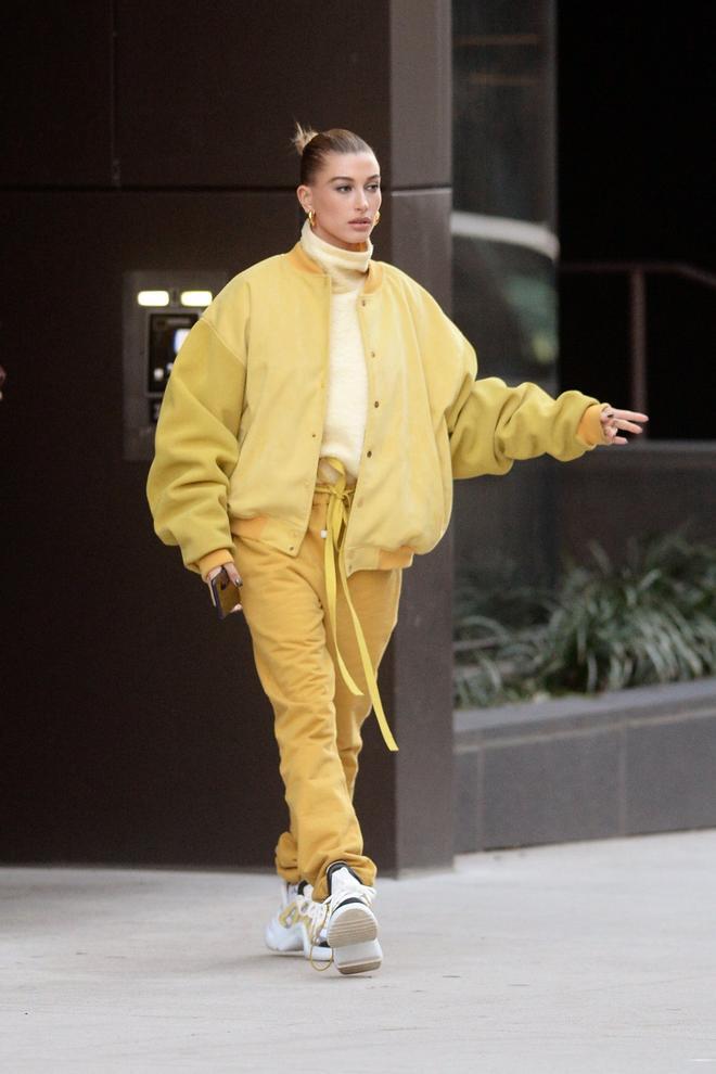 Hailey Baldwin con conjunto amarillo de sudadera y pantalón