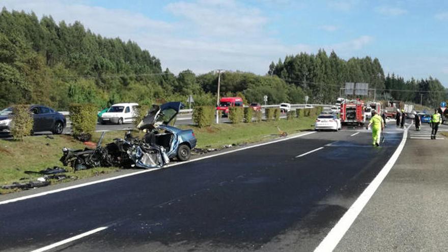 Estado en el que quedó el vehículo en el que viajaba el joven fallecido esta mañana en la A-54. // Fdv