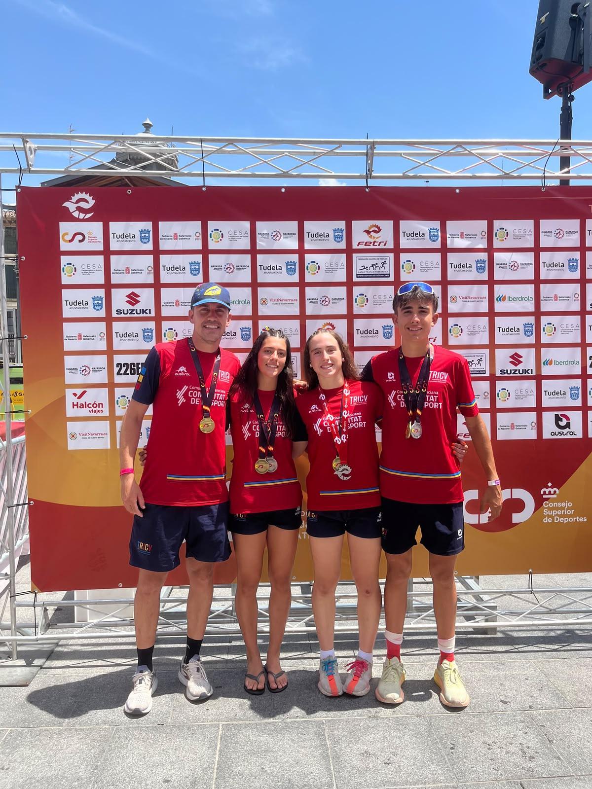 Joan, Celia, Ainhoa y Jaume, del Triatló Ontinyent, con las medallas conseguidas en el Campeonato de España.