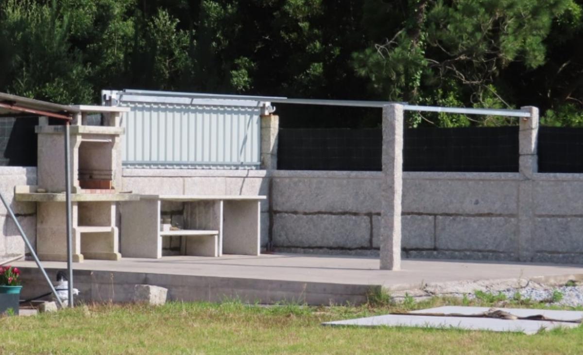 Un compleo salón exterior con parrillada que fue sancionado en O Grove.