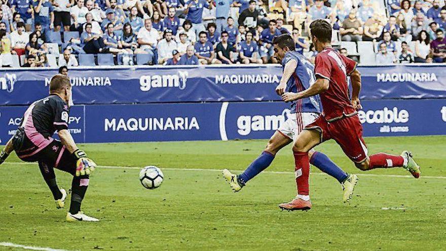 Berjón bate a Alberto en el choque ante el Rayo Vallecano.