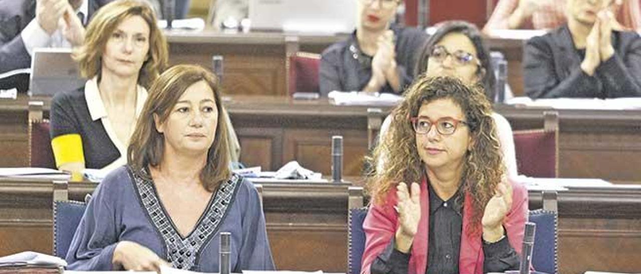 La presidenta Armengol con Pilar Costa, cuya Conselleria impulsa la ley del Govern, en un pleno del Parlament.