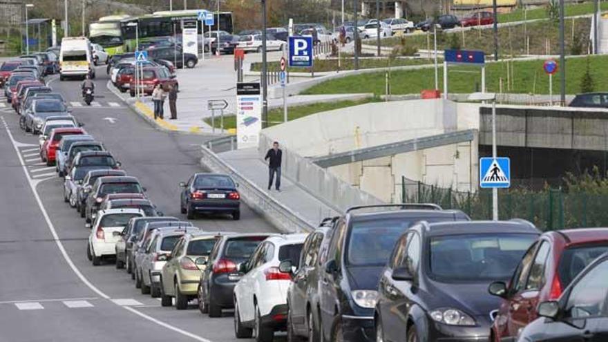 Coches aparcados en el vial de acceso al Cunqueiro. // José Lores