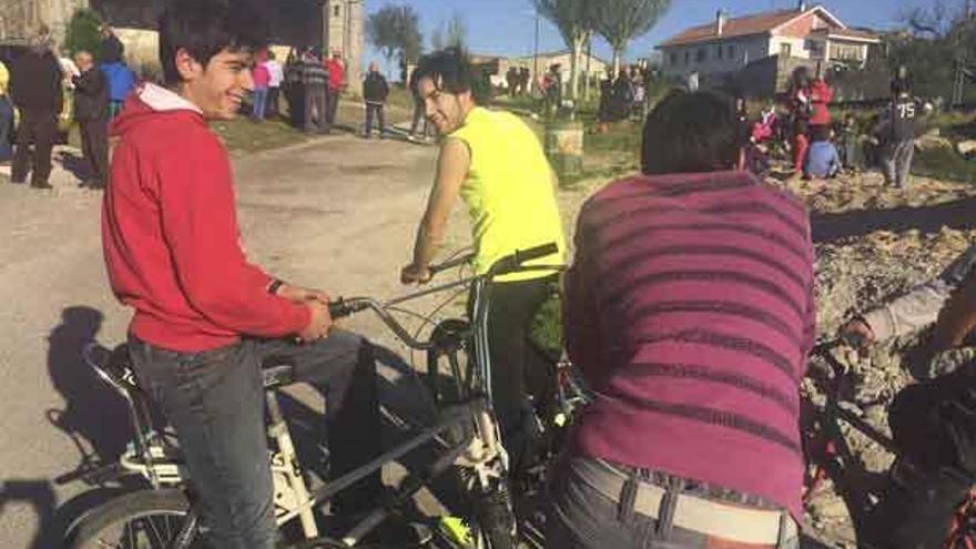 Romeros dispersos ayer por el entorno de la ermita de San Albín.