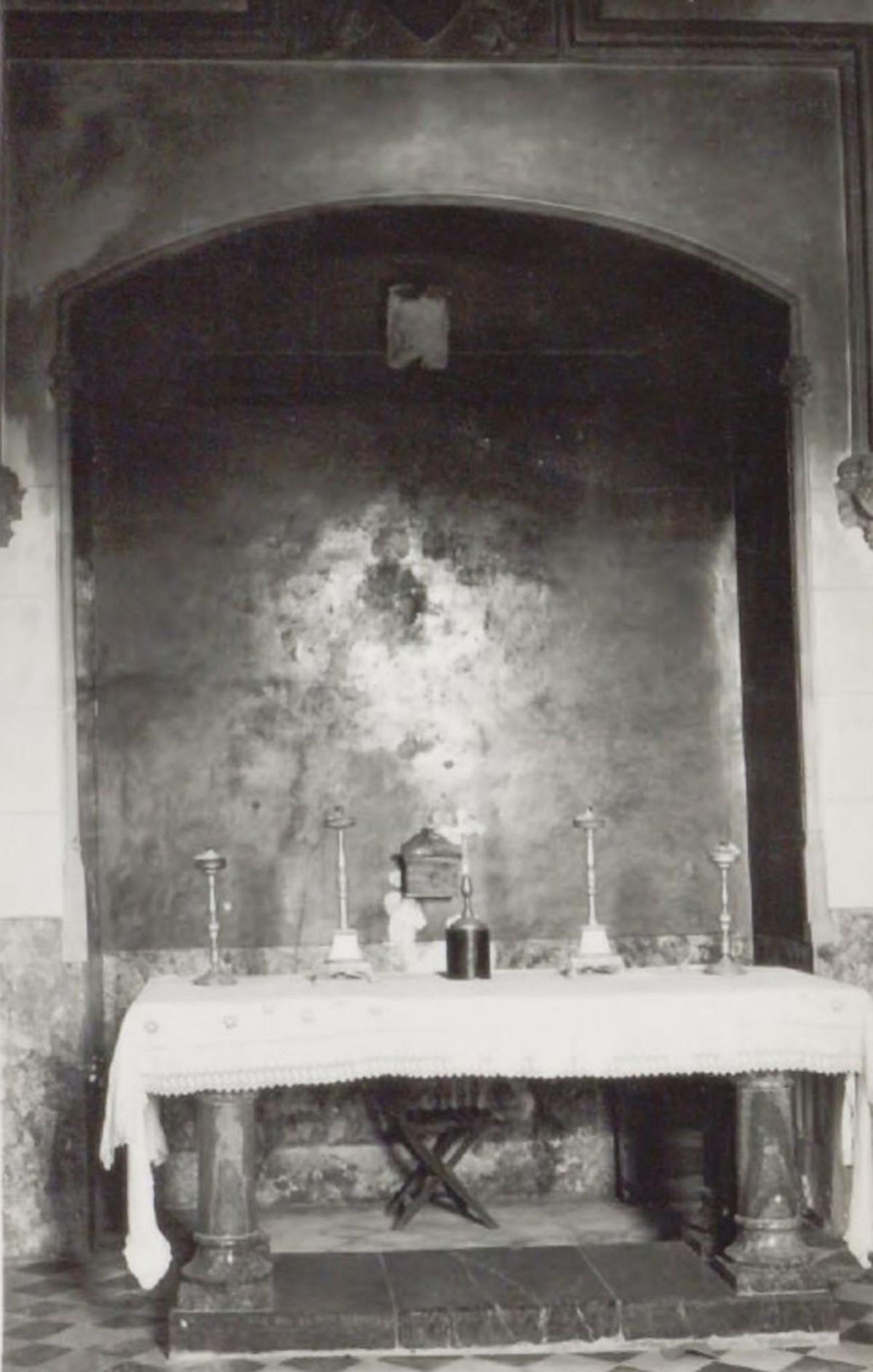 Foto de la capilla de la iglesia de  Santo Domingo sin el Santo Cristo del Cementerio, cuya imagen fue quemada y tirada al mar. | B.N.E.
