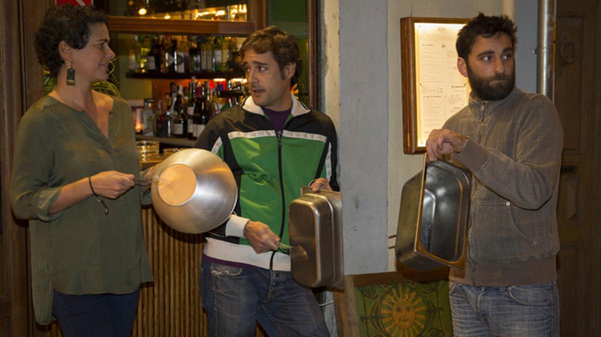 Imatges de la cassolada d’aquest dimecres al barri de Gràcia.