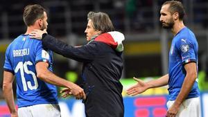 El técnico Gabriele Oriali consuela a Barzagli ante Chiellini.