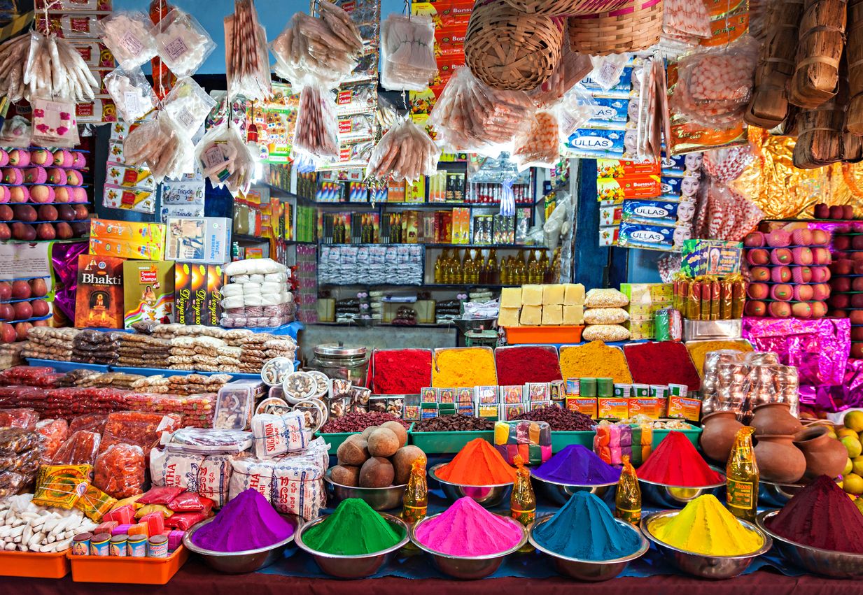 Colorida tienda en India con productos comestibles.