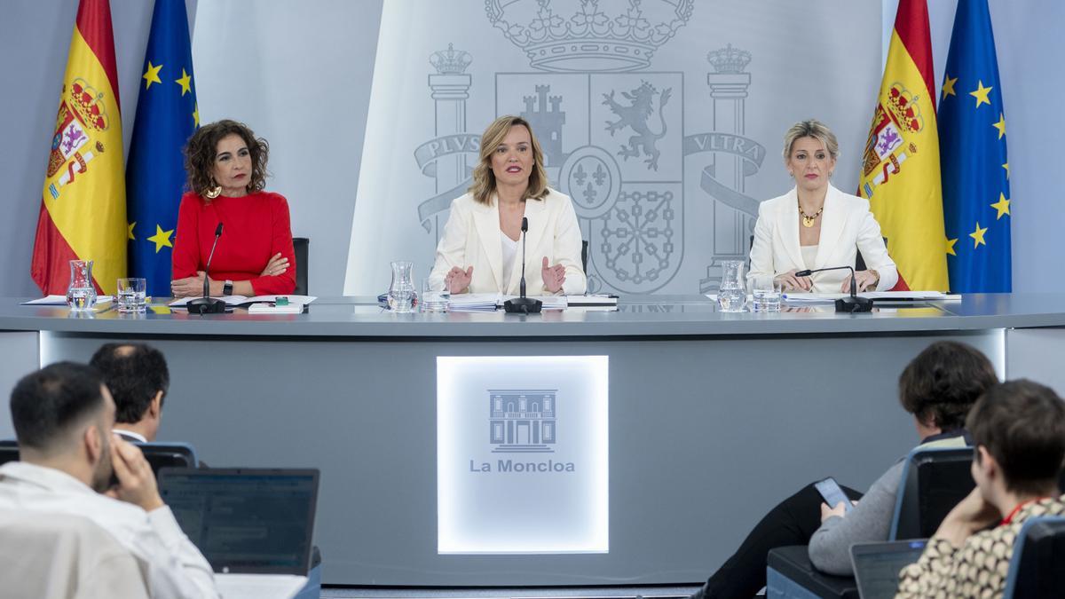 La vicepresidenta primera y ministra de Hacienda, María Jesús Montero; la ministra Portavoz, Pilar Alegría, y la vicepresidenta segunda y ministra de Trabajo y Economía Social, Yolanda Díaz, durante una rueda de prensa posterior al Consejo de Ministros.