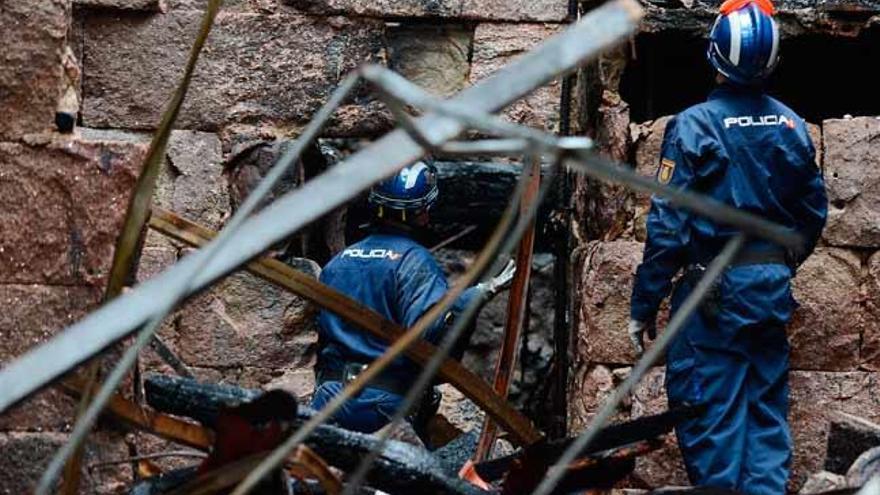 Dos agentes en el lugar del incendio // RAFA VÁZQUEZ