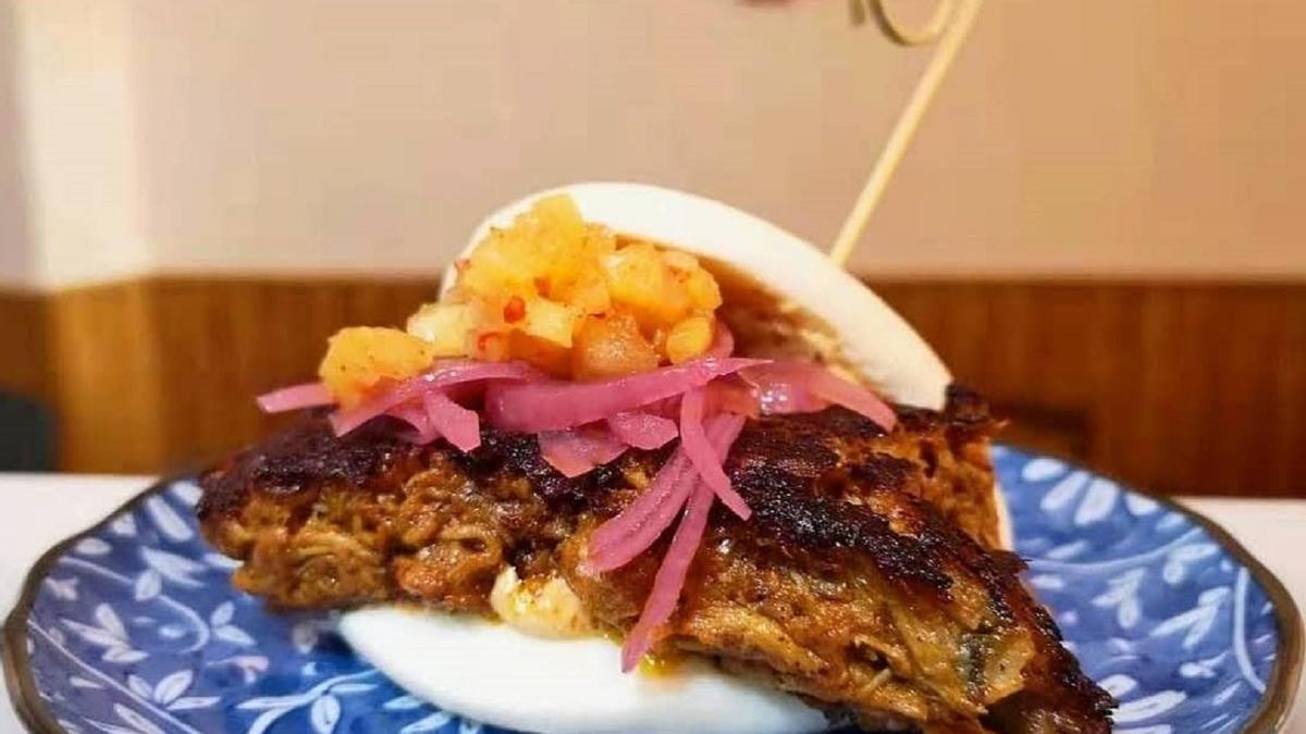 Bao buns de cochinita con salsa de chipotle