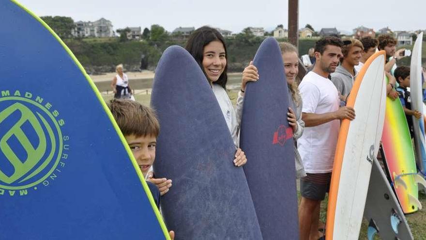 Tapia reconoce a los hermanos Gulley, pioneros del surf en la región