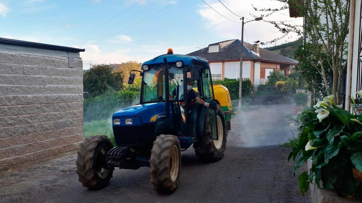 Desinfección con tractor en el concello de Larouco, Ourense