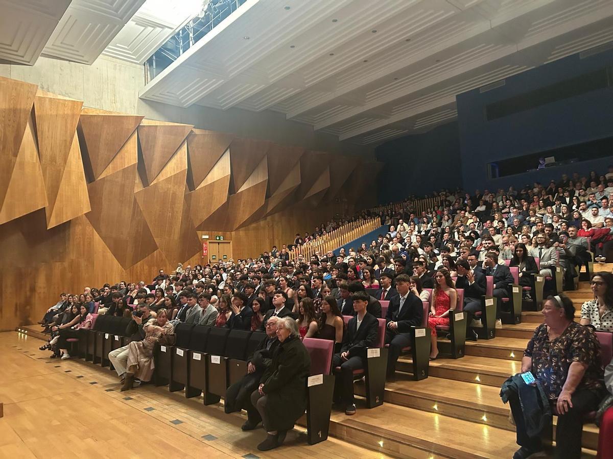 EN IMÁGENES: Graduación de Bachillerato y ciclos formativos del IES Juan de Villanueva de Pola de Siero