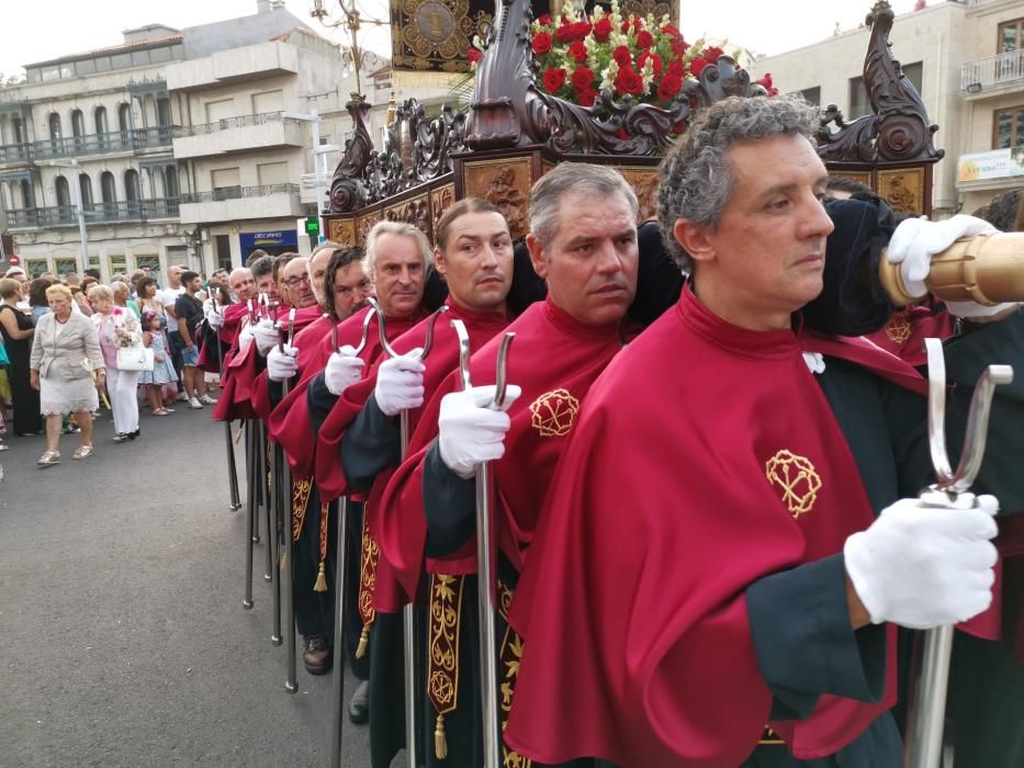 La procesión del Cristo y los fuegos llenan las calles de Cangas. // S. Álvarez