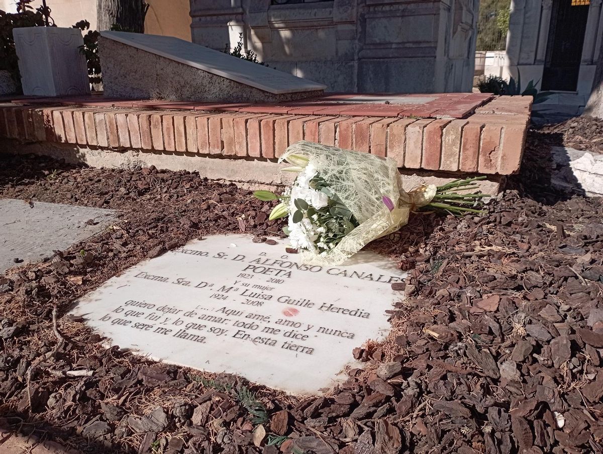 Tumba de Alfonso Canales y su mujer, el Día de Todos los Santos.