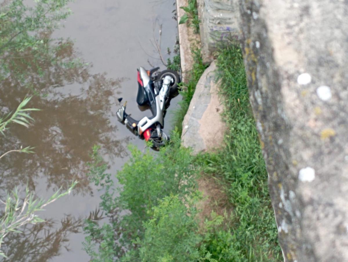 La moto trobada en aigües del riu Cardener, a tocar del Pont Nou