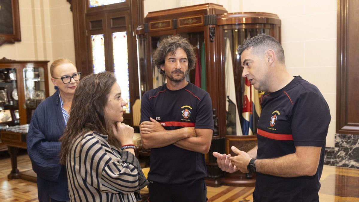 Los bomberos coruñeses desplazados a Venezuela con la alcaldesa de A Coruña, Inés Rey