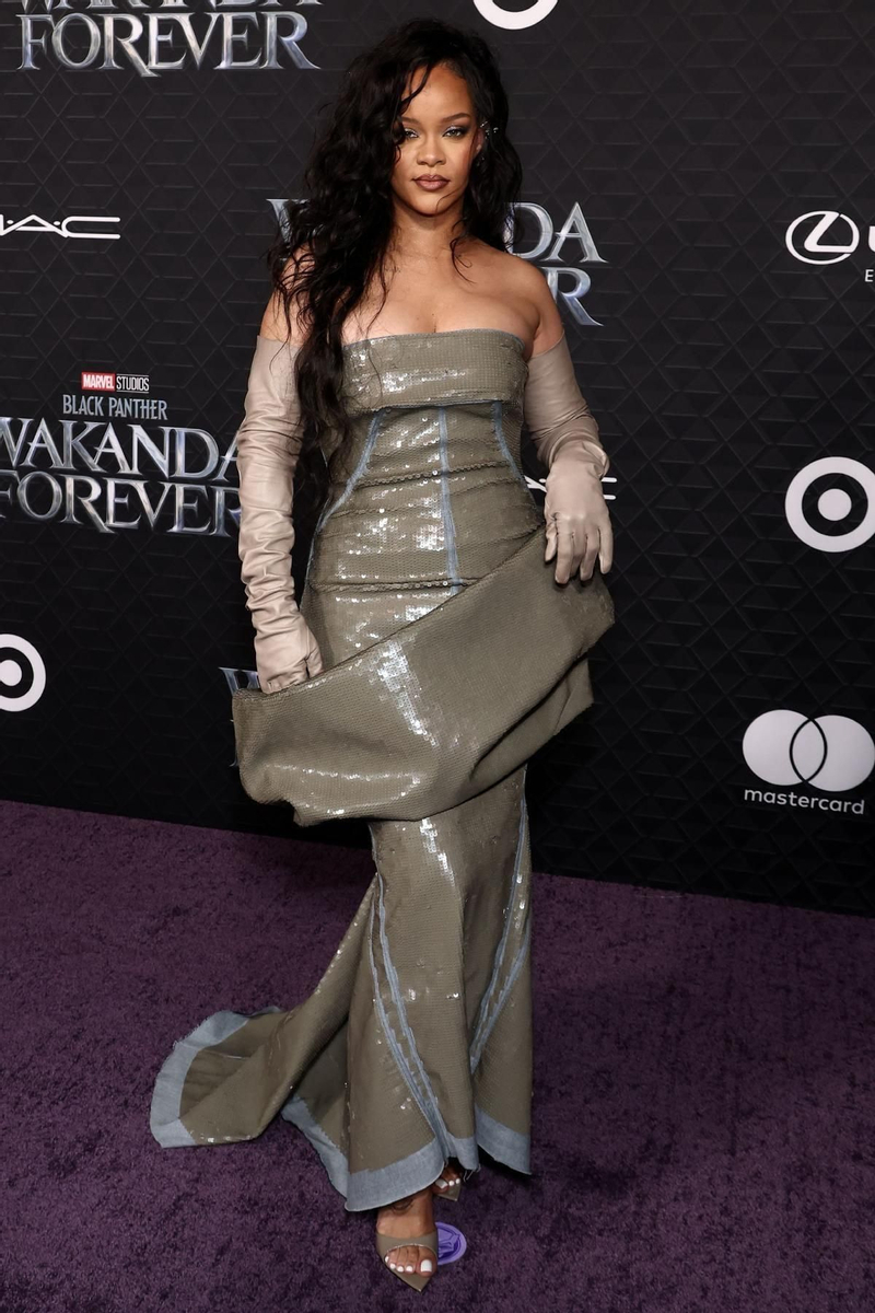 Rihanna con vestido de lentejuelas firmado por Rick Owens en el estreno de Wakanda Forever