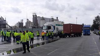 Huelga del transporte: los camiones bloquean los accesos del puerto de Barcelona