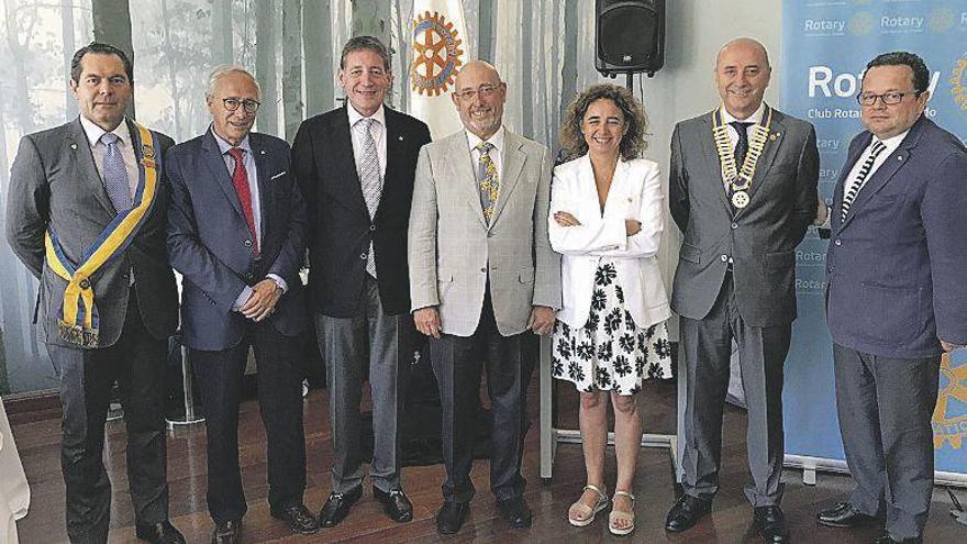 Por la izquierda, José Piloñeta, maestro de ceremonias; Juan Pérez Zaldívar, exsecretario; Eduardo Quesada, Antonio Quesada, Ana Puerto, asistente de gobernador; Manuel Menéndez y Rafael Rodríguez, secretario.