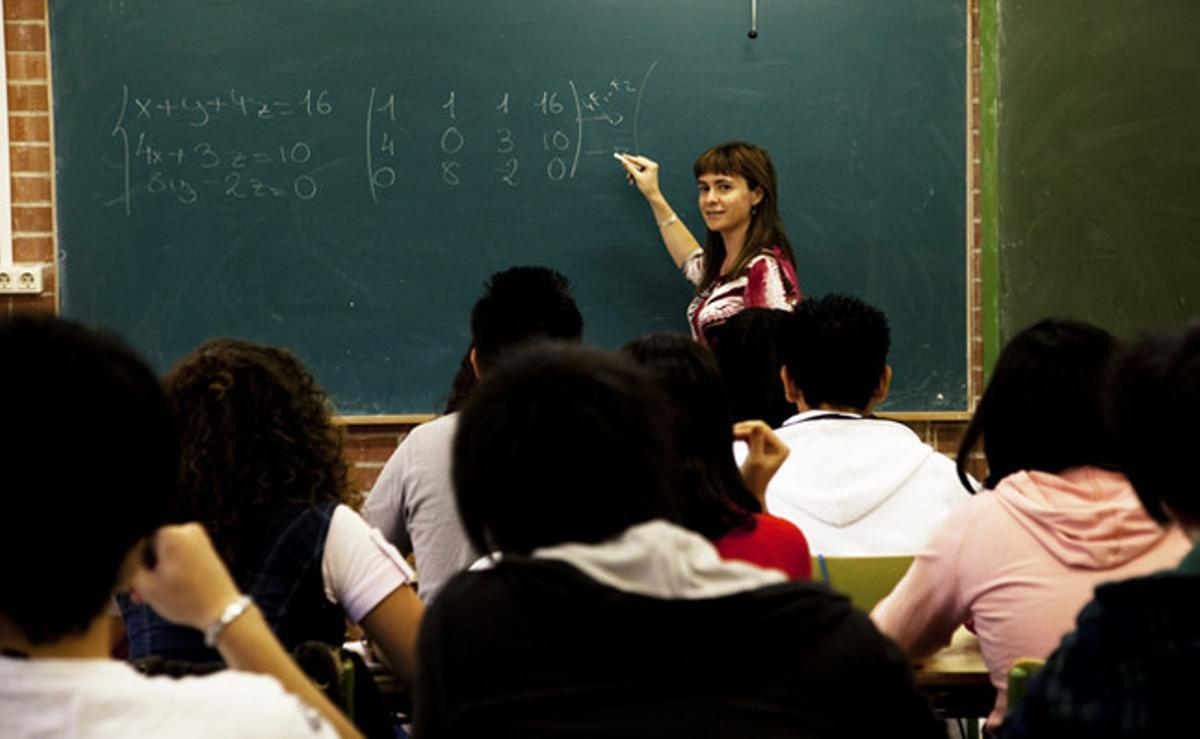 Una profesora de matemáticas da una clase en un instituto de secundaria