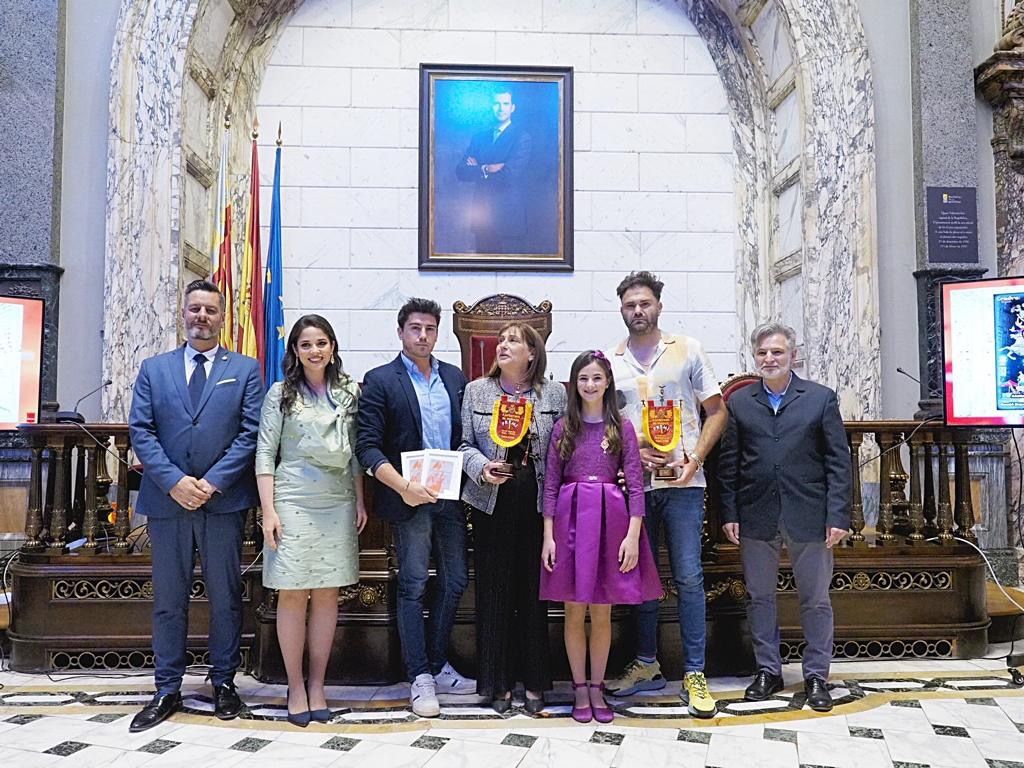 Honores a los artistas en la Gala de los 1 con Algarra en el recuerdo