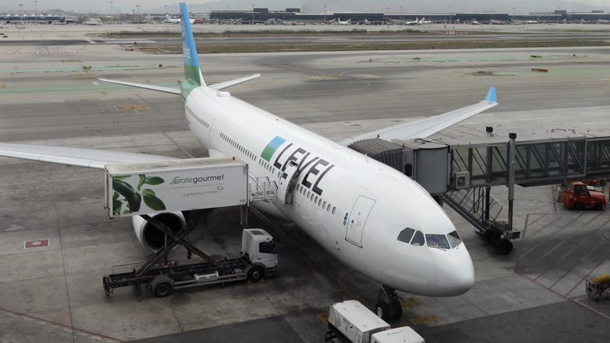 Avión de Level en el aeropuerto de Barcelona.