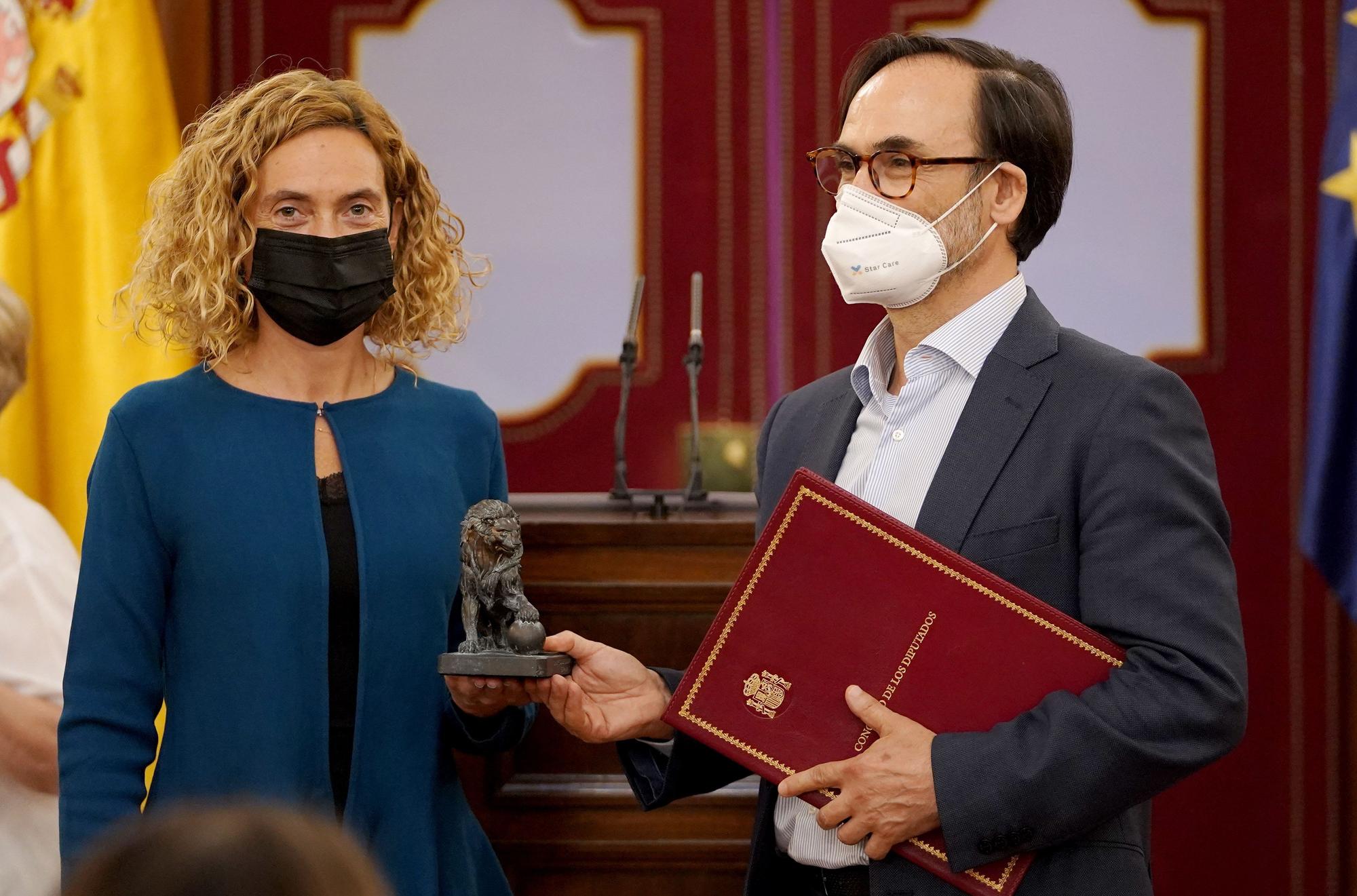 Fernando Garea recibe el premio Josefina Carabias de periodismo parlamentario
