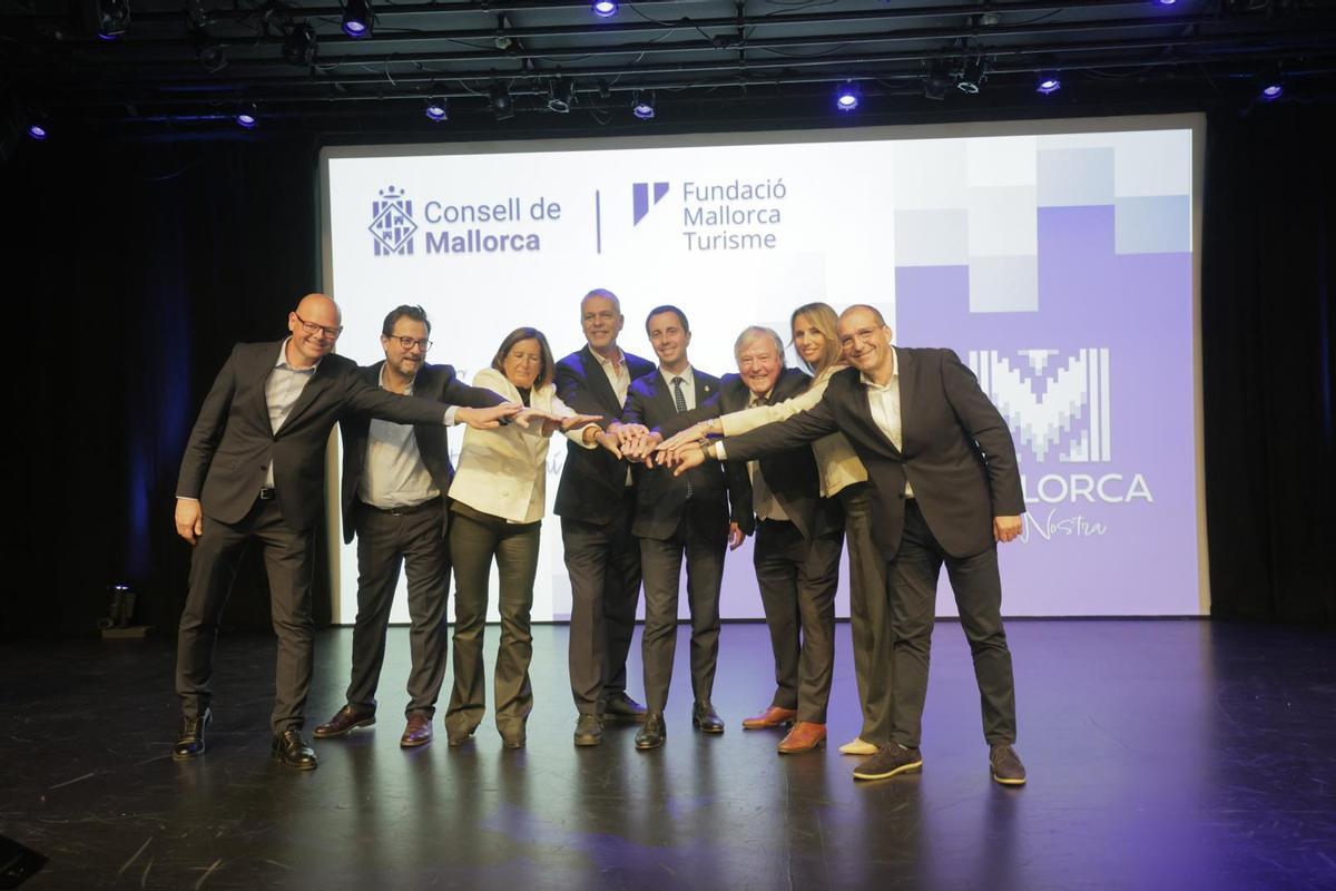 Stalman y el presidente insular, Llorenç Galmés, con el equipo del departamento de Turismo y el director ejecutivo de Impulsa Baleares, Antoni Riera.