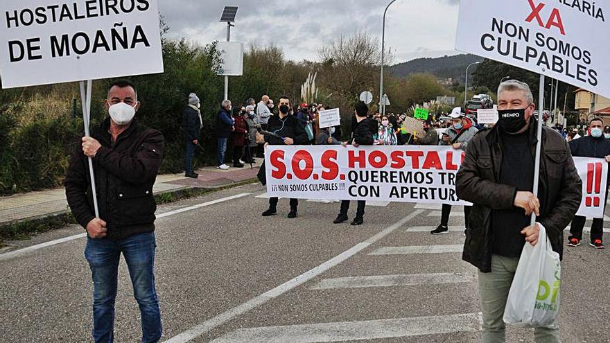 Hosteleros de Moaña en la protesta. |   // GONZALO NÚÑEZ