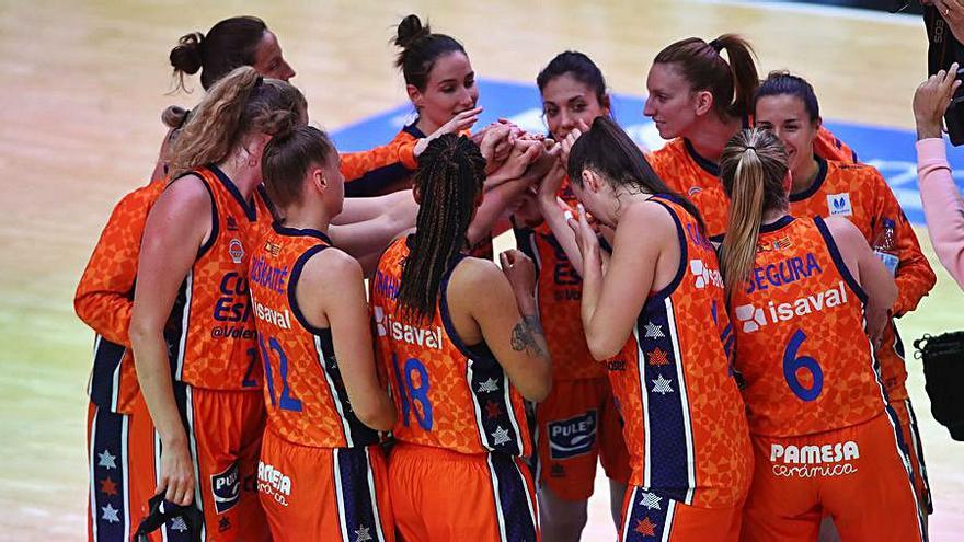 Las jugadoras de Valencia Basket celebran el triunfo. | F.CALABUIG