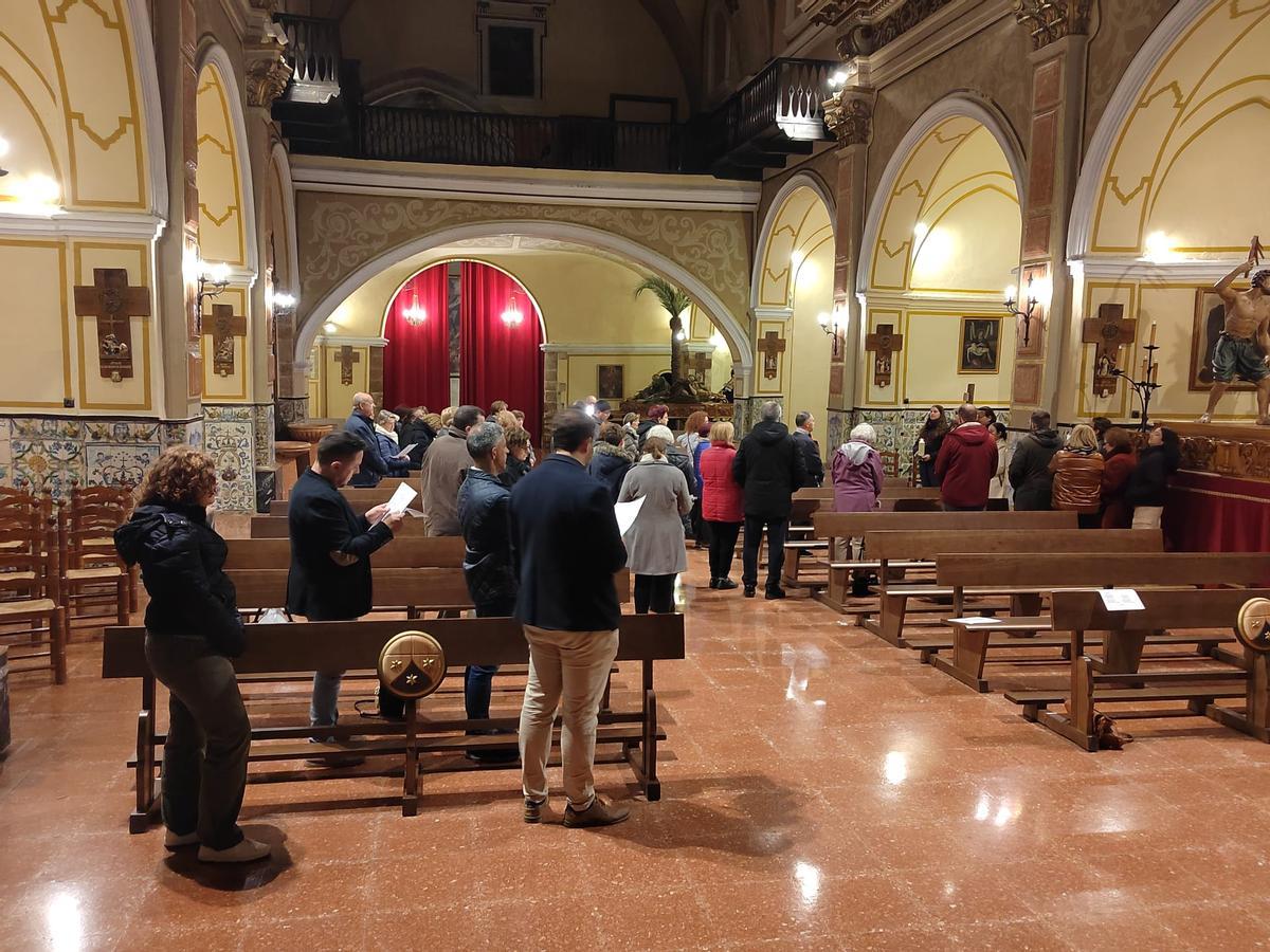 Viacrucis el lunes en el interior de la iglesia debido a la lluvia.