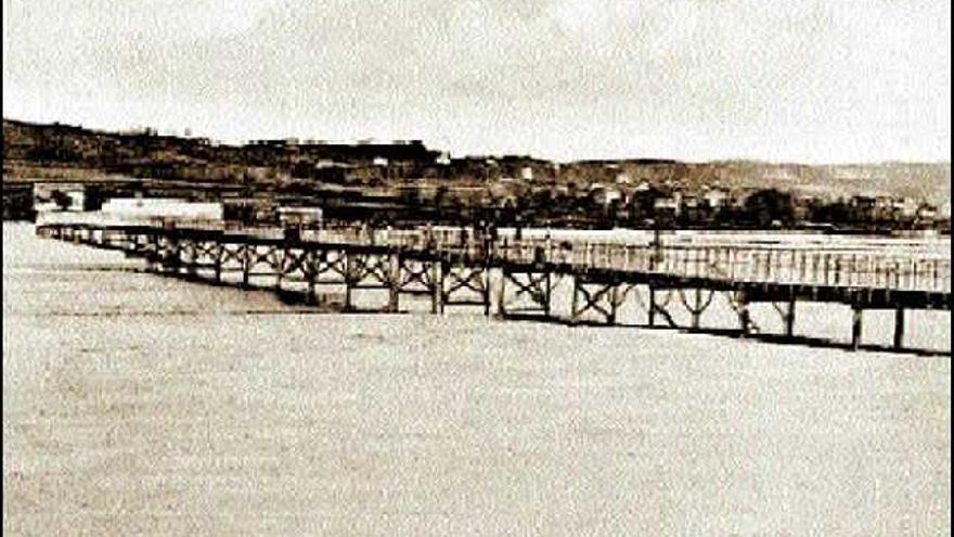 Pasarela sobre el río Piles, en Gijón, a principios del siglo XX.