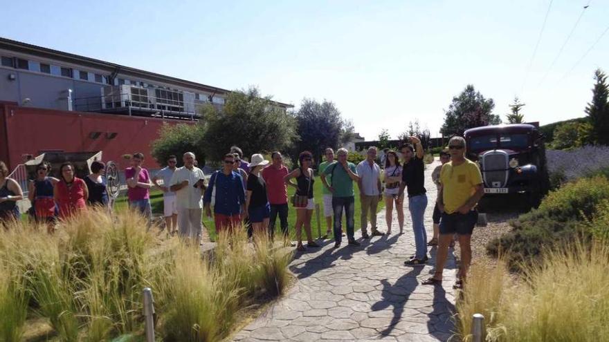 Un grupo de turistas visita las instalaciones del Museo del Vino.