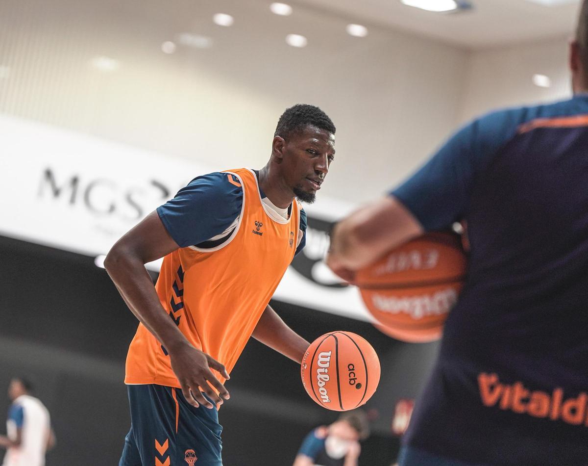 Yankuba Sima, en su primer entrenamiento con el Valencia Basket.