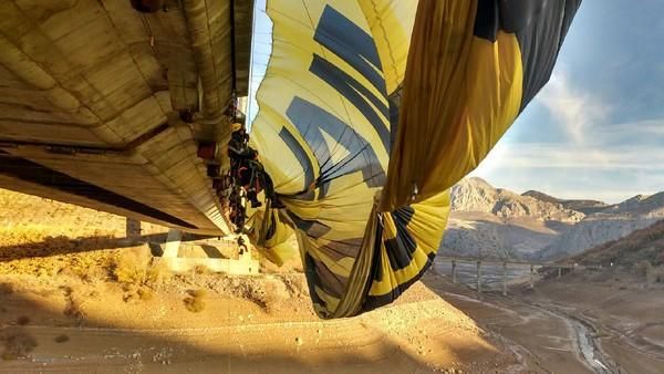 Una pancarta gigante en Barrios de Luna denuncia la mala gestión del agua