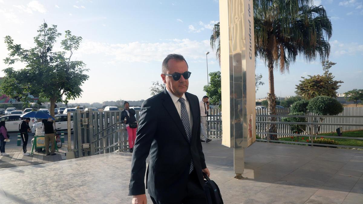 Jose María Muñoz, administrador judicial del Málaga CF, entrando en los Juzgados.