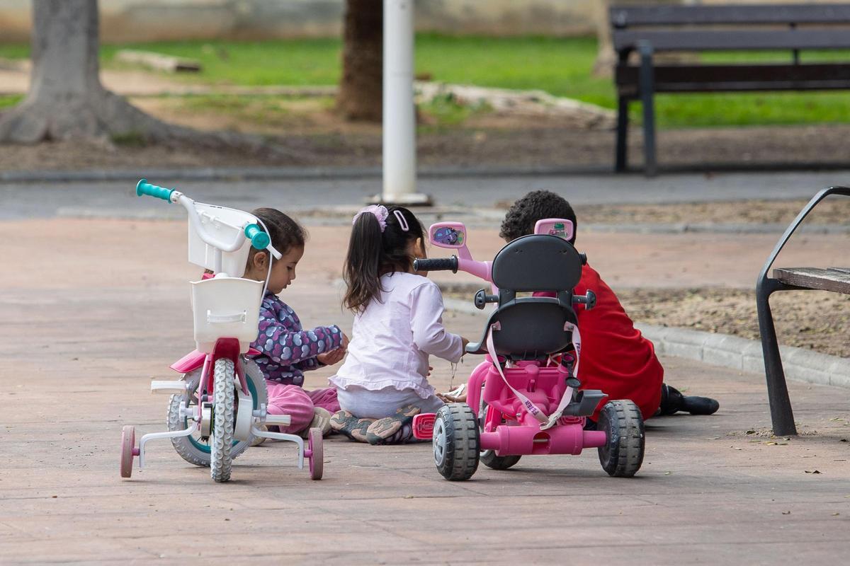 Niños jugando al aire libre en una zona verde.