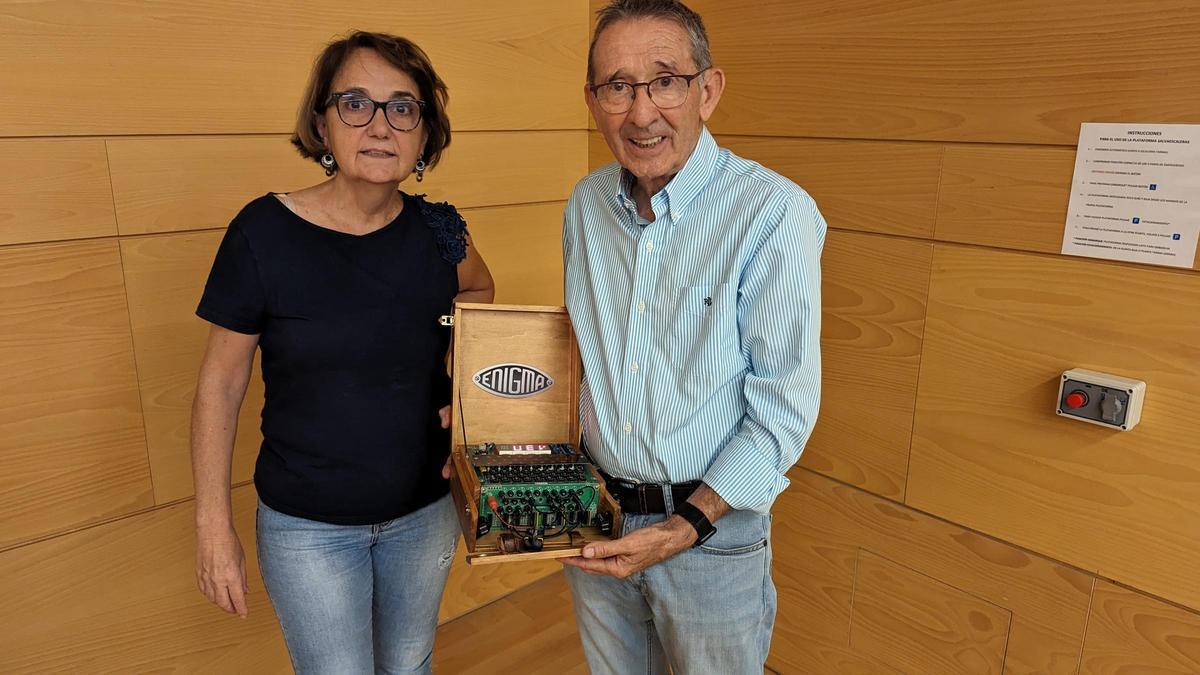 Paz Jiménez y Manuel Lapuente, profesores de Matemáticas de la Universidad de Zaragoza, durante su conferencia en la UPV.