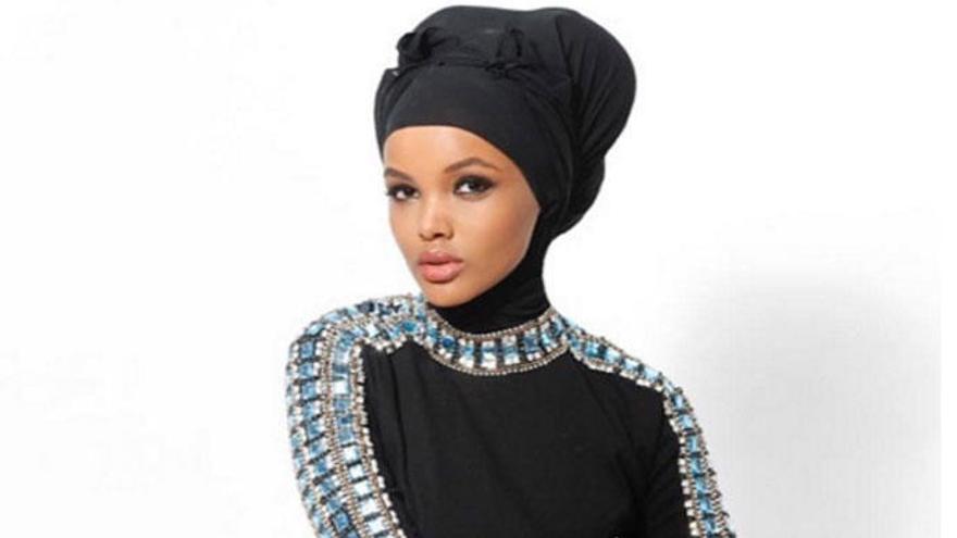 Halima Aden,  conocida por desfilar con su hiyab