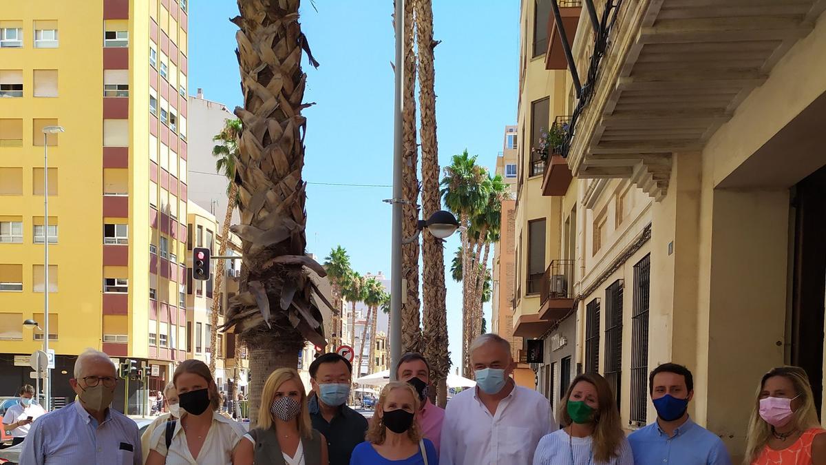 El eurodiputado Esteban González Pons, con dirigentes del PP en la avenida de Lledó este lunes