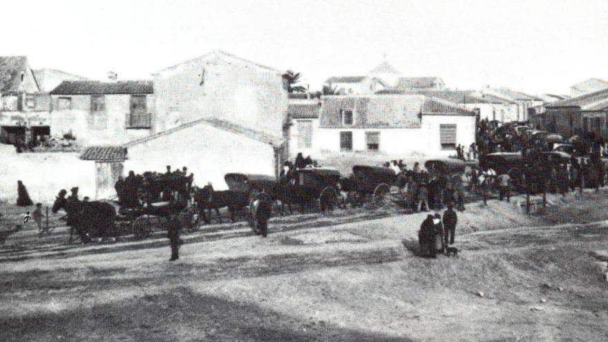 Traslado de los restos de mortales de Ramón Ruiz Lozano y Ramón Ruiz Capdepón, padre y hermano del ministro de la Gobernación, Trinitario Ruiz Capdepón, al panteón construido en el recién acabado nuevo cementerio (Torrevieja, 3 de octubre de 1889). / Foto: Darblade